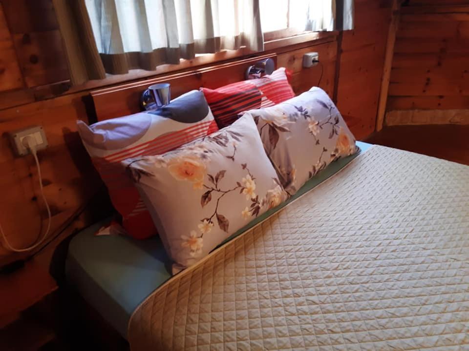 בקתת עץ בחורש במנות - דום גיאודזי - Wooden Cabin In Manot Exteriér fotografie
