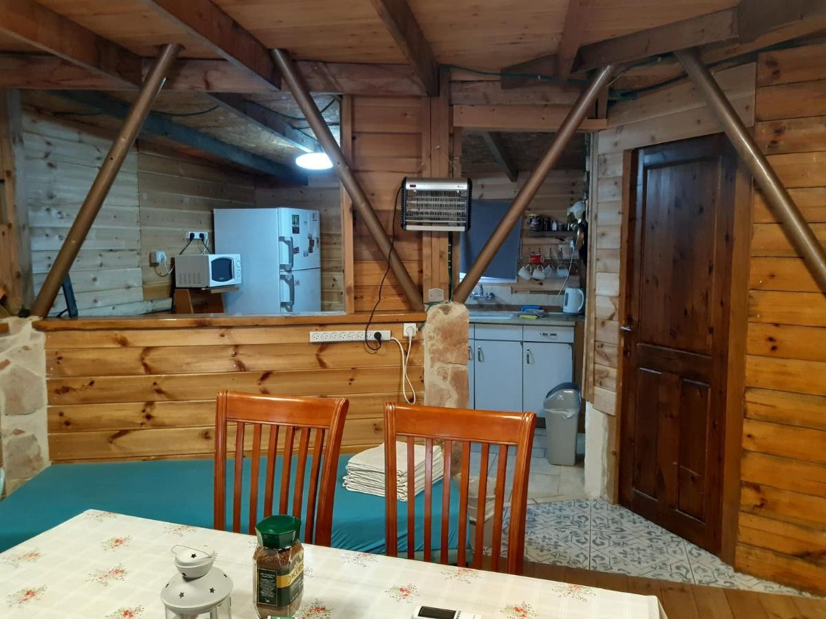 בקתת עץ בחורש במנות - דום גיאודזי - Wooden Cabin In Manot Exteriér fotografie