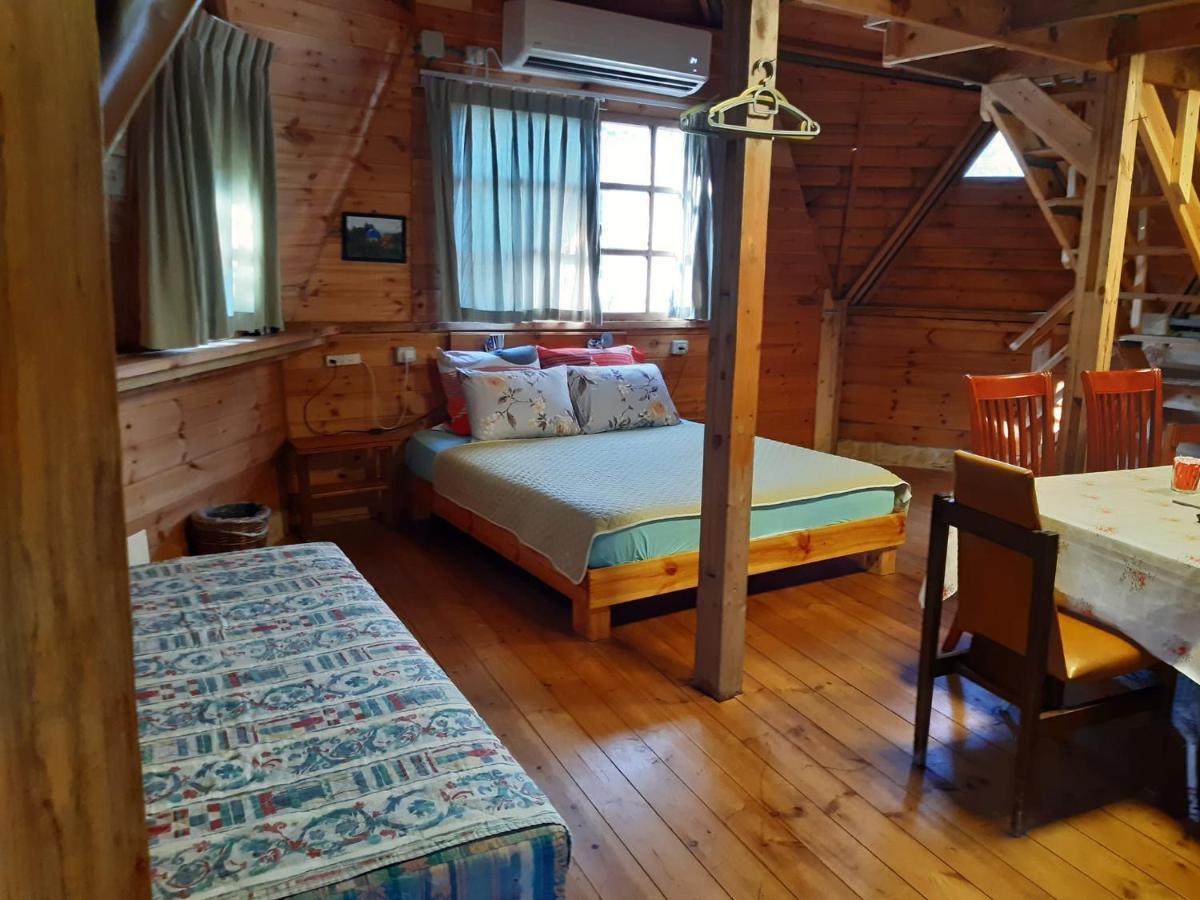 בקתת עץ בחורש במנות - דום גיאודזי - Wooden Cabin In Manot Exteriér fotografie