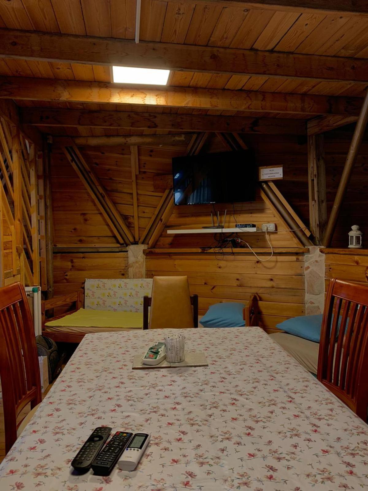 בקתת עץ בחורש במנות - דום גיאודזי - Wooden Cabin In Manot Exteriér fotografie