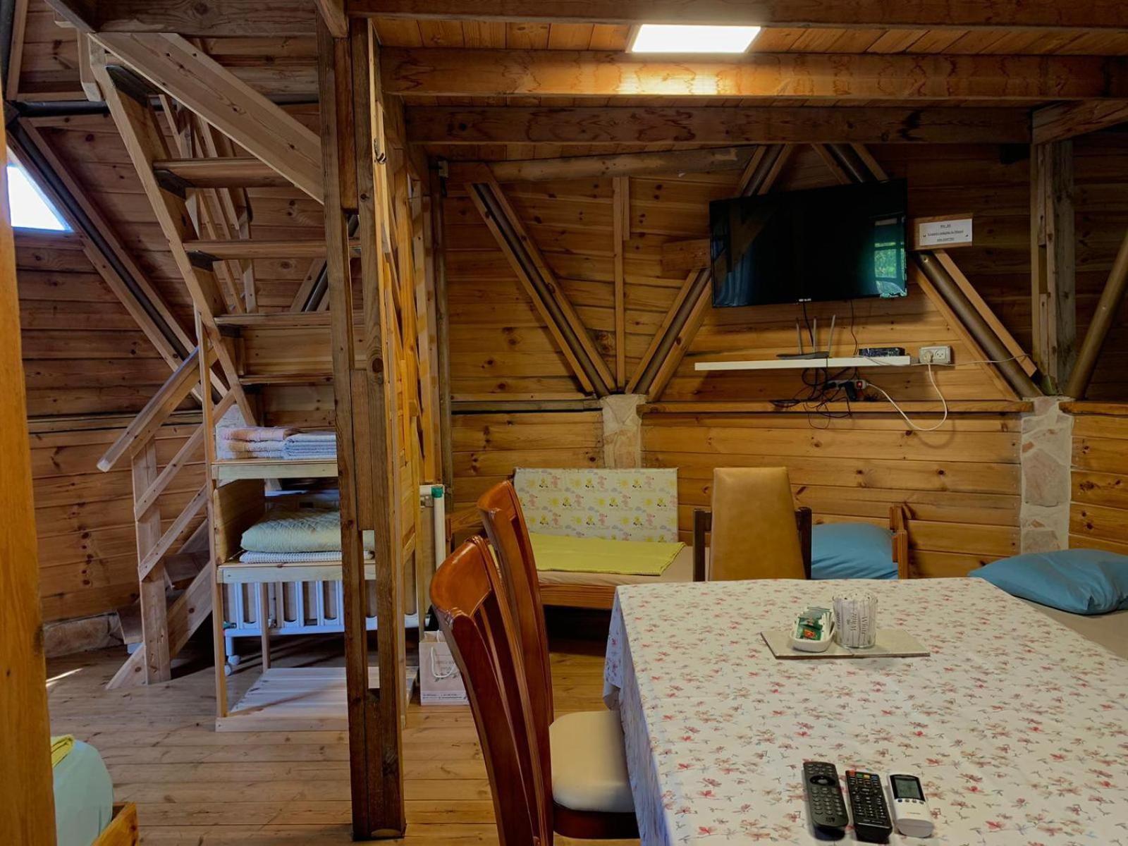 בקתת עץ בחורש במנות - דום גיאודזי - Wooden Cabin In Manot Exteriér fotografie
